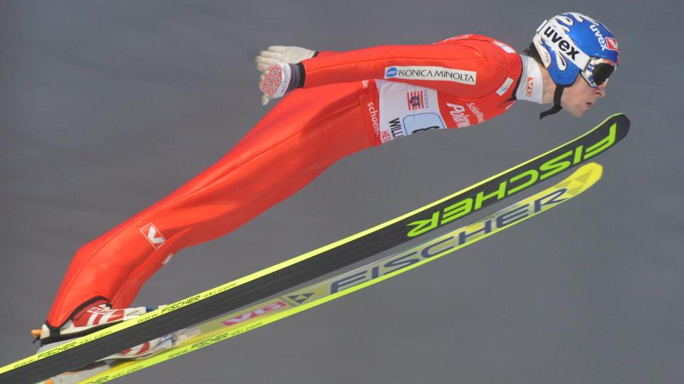SL�TT AV LOITZL P� STILEN: Norges ankermann Anders Jacobsen tangerte hoppukevinner Wolfgang Loitzl p� lengden, men ble sl�tt p� stilen. Dermed vant �sterrike en knepen seier under lagkonkurransen i tyske Willingen.Foto: SCANPIX/EPA/Arne Dedert