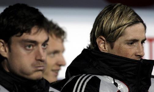 BENKET STJERNENE: Liverpool startet med navn som Albert Riera (f.v.), Dirk Kuyt, Fernando Torres og Xabi Alonso p� benken, men m�tte ha hjelp av de tre sistnevnte i en solid snuoperasjon mot en grusomt svakt Portsmouth-forsvar.Foto: SCANPIX/EPA/JONATHAN BRADY