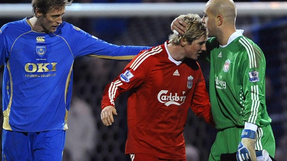 MOT TOPPFORMEN: Rafa Benitez hevdet tidligere i uken at Fernando Torres (midten) ikke er i toppslag. Etter 15 matchvinnende minutter mot Portsmouth er det imidlertid liten grunn til bekymring rundt spanjolens helse. Mens keeper Pepe Reina gleder seg over Torres' bidrag til tre ytterst viktige poeng, skulle nok Peter Crouch (t.v.) helst sett at hans tidligere spisskollega ble v�rende p� benken.Foto: SCANPIX/REUTERS