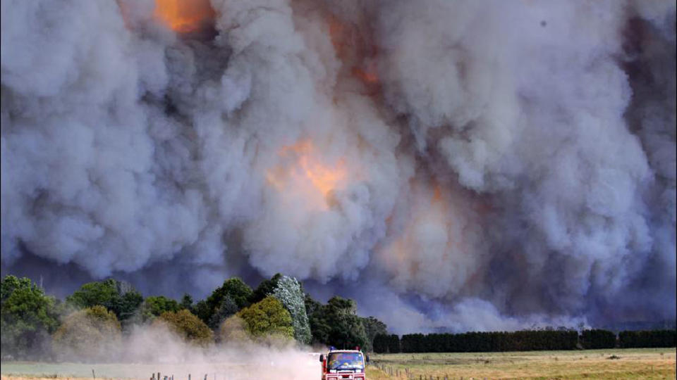 ASKE FRA HIMMELEN: I Victoria state i Australie var himmelen helt svart av aske og r�yk l�rdag. S� langt er minst 25 mennesker omkommet som f�lge av de voldsomme skogbrannene.  Foto: News Ltd, Alex Coppel/Scanpix