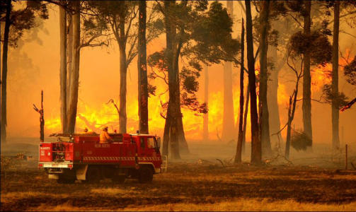 OBSERVERER: Brannmen observerer flammene i regionen Gippsland i Victoria i Australia. Foto: News Ltd, Tim Carrafa/Scanpix