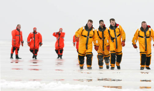 REDNINGSARBEIDERE: Etter en massiv redningsaksjon greide redningsmannskapet � redde dr�yt 150 fiskere som befant seg p� isflaket. Foto: Madalyn Ruggiero/Scanoix