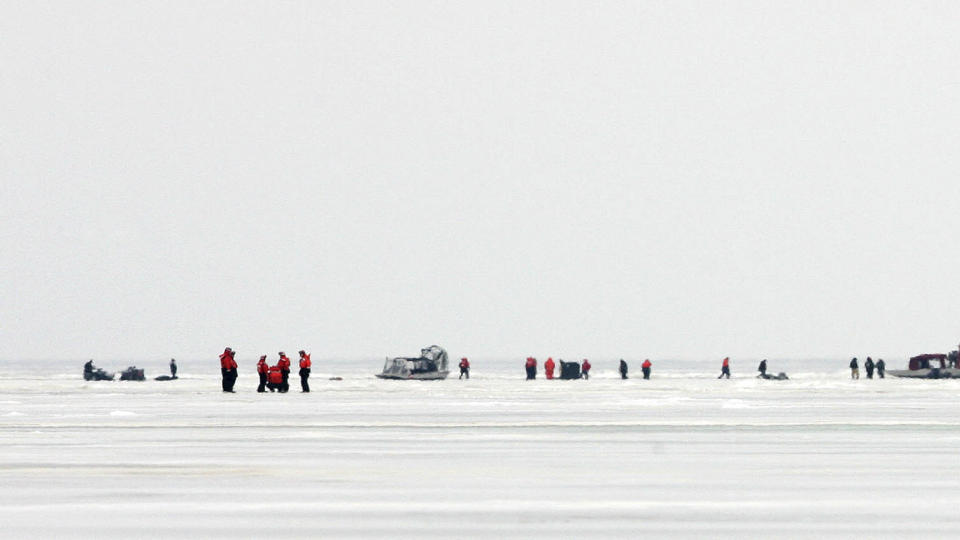 P� TYNN IS: Dr�yt 150 fiskere m�tte reddes med skip og helikoptre etter at isen de befant seg p� l�srev seg og begynte � flyute nedover Lake Erie i Ohio i USA. Foto: Madalyn Ruggiero/scanpix