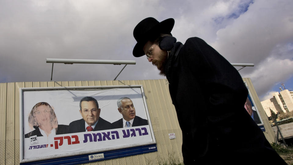 SANNHETENS �YEBLIKK: En ultraortodoks j�de g�r forbi en valgplakat for Israels Arbeiderparti (Labor) med sloganet I sannhetens �yeblikk.... Barak. P� plakaten er Kadima-leder og utenriksminister Tzipi Livni (t.v.), Arbeiderpartiets fremste mann, n� forsvarsminister, Ehud Barak og Likud-leder og tidligere statsminister Benjamin Netanyahu. Foto: Sebastian Scheiner/Scanpix
