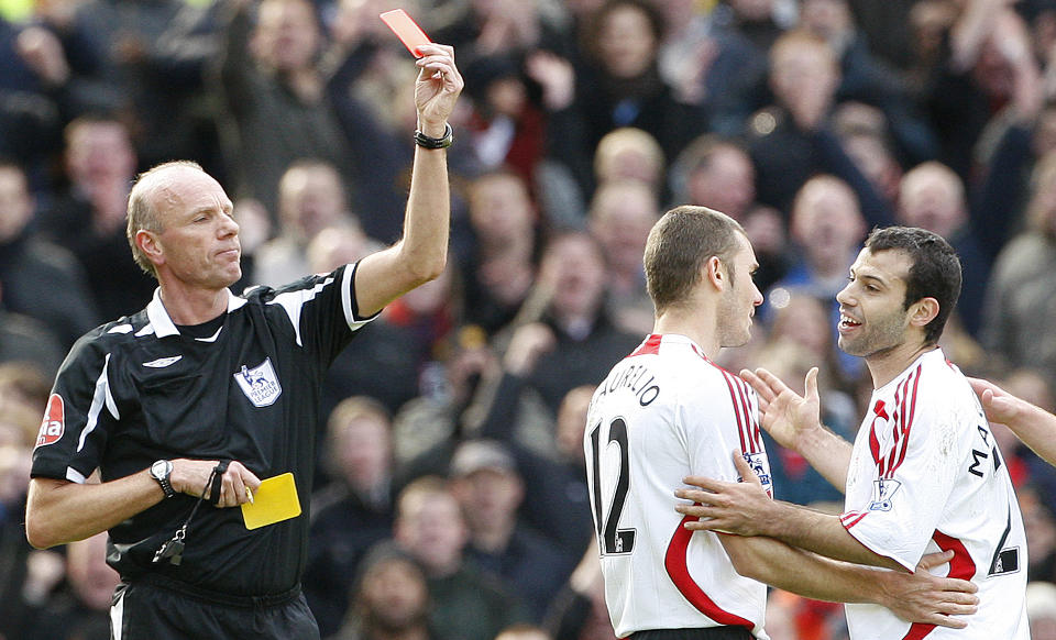 AVSL�RER UKULTUR: I et opptak gjort med skjult kamera, kommer toppdommer Steve Bennett (t.v.) med et oppsiktsvekkende angrep p� en ukultur blant spillere i Premier League, hvor de ber om kort for � bli suspenderte. (Utvisningen av Javier Mascherano p� Old Trafford forrige sesong er kun ment som en illustrasjon og har ingen forbindelse med lydopptaket).  FOTO: SCANPIX/REUTERS/Phil Noble