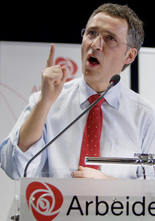 - RO DEG NED: Jens Stoltenberg g�r hardt ut mot Siv Jensen. Foto: Stian Lysberg Solum / SCANPIX