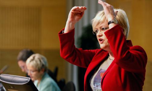 STILLER KRAV: - N�r vi stiller opp med fellesskapets ressurser, er det n�dvendig at vi ogs� stiller krav til moderasjon fra dem som benytter ordningene, sier finansminister Kristin Halvorsen (SV). Foto: SCANPIX