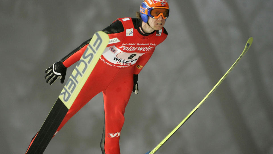 BEDRE OG BEDRE: Roar Lj�kels�y gliste bredt etter � ha hoppet seg til en oppl�ftende femteplass i Willingen. Verdenscupleder Gregor Schlierenzauer tok nok en triumf.  Foto: SCANPIX/AFP/JUERGEN SCHWARZ