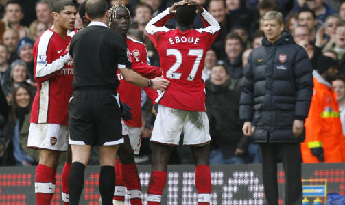 FORANDRET KAMPEN: Emmanuel Ebou� ble utvist f�r pause, noe som sammen med en skade p� Emmanuel Adebayor �dela mye for Arsene Wenger. Foto: SCANPIX/AFP PHOTO/IAN KINGTON