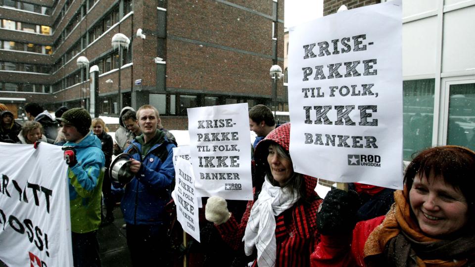 IKKE PAKKEFORN�YDE: Rundt 30 mennesker fra R�d Ungdom demonstrerte mot regjeringens bankpakke utenfor Regjeringskvartalet i dag. Foto: Bj�rn Langsem.