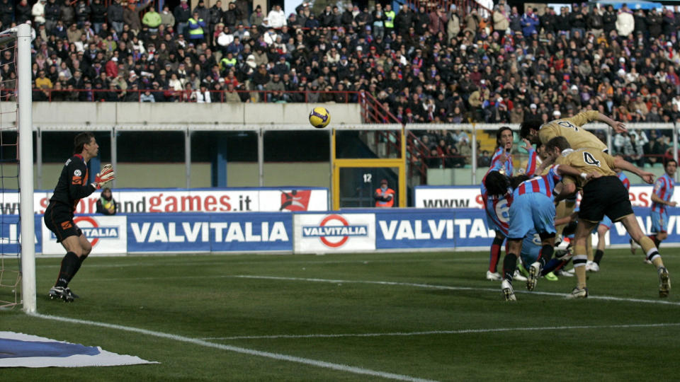 HELT MED MINUS: Vincenzo Iaquinta headet Juventus foran etter 11 minutter, men fikk gult kort for feiringa i etterkant. Like etter fikk han sitt andre.  Foto:SCANPIX/AFP/MARCELLO PATERNOSTRO