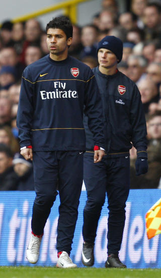 ST�RRE BREDDE: Arsenal-supporterne kunne glede seg over at Andrej Arsjavin (t.h.) var en del av dagens kamptropp, men vel s� hyggelig var gjensynet med langtidsskadde Eduardo, som var tilbake p� benken. Ingen av dem fikk imidlertid spilletid.Foto: SCANPIX/REUTERS/Eddie Keogh