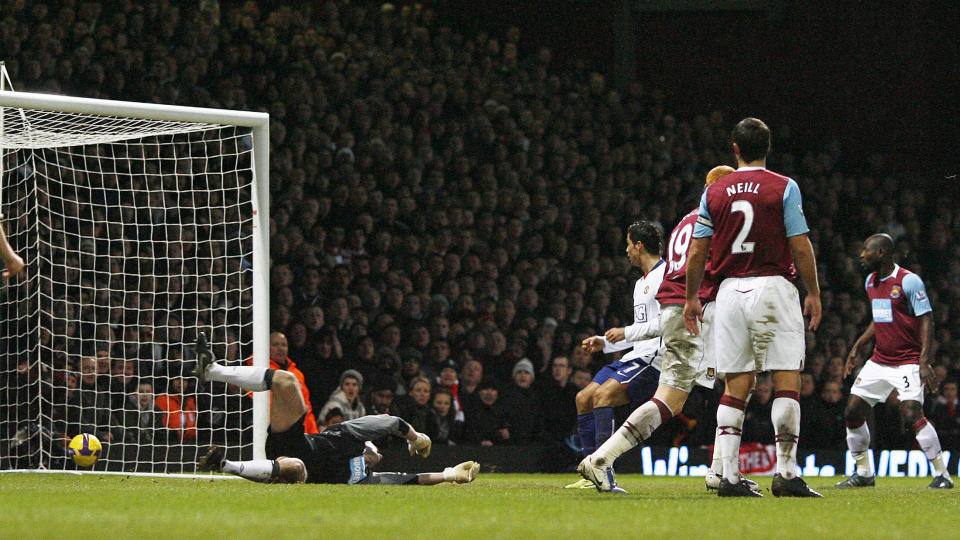 UTAGBART: Manchester United gjorde ikke mye mer enn det som var n�dvendig, men denne markkryperen fra Ryan Giggs var nok til � lure Robert Green og stoppe West Hams gode rekke uten tap. Foto: SCANPIX / AFP / Glyn Kirk