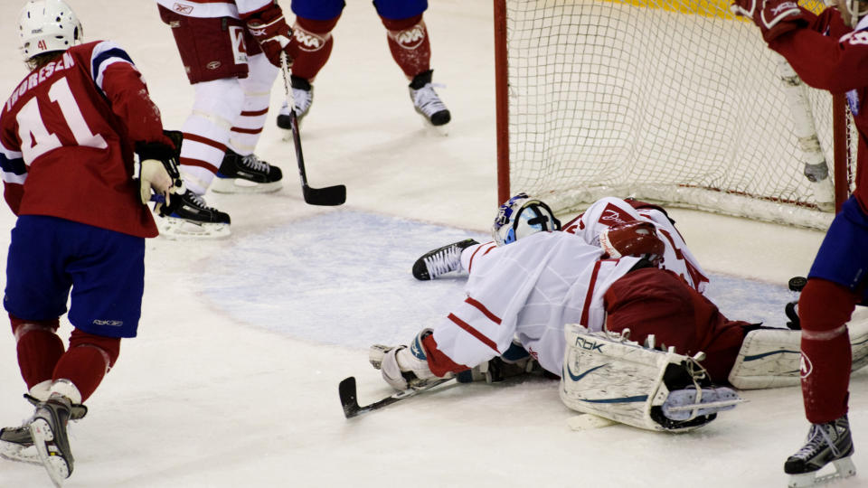 TRIPPEL: Patrick Thoresen setter inn 3-2 til Norge bak Danmarks keeper Patrick Galbraith under den avgj�rende OL-kvalifiseringskampen i ishockey mellom Norge og Danmark p� Jordal Amfi i Oslo i kveld.
Foto: Cornelius Poppe / SCANPIX
