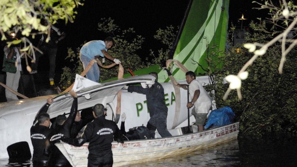 24 OMKOM: Fire personer overlevde, men 24 personer omkom da et charterfly styrtet i Amazonas-jungelen natt til i dag. Foto:AP/Luiz Vasconcelos-Folha/SCANPIX