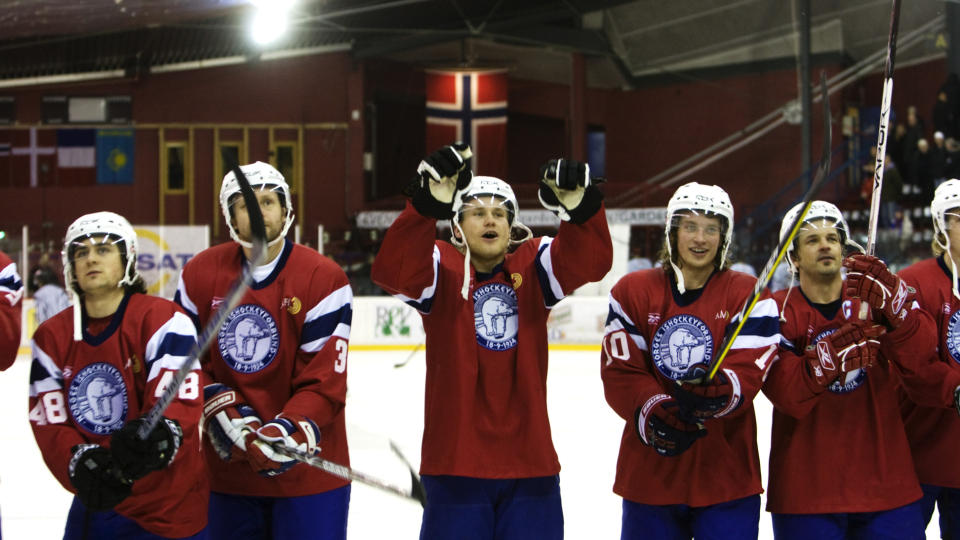 OL-KLARE: Det norske laget jubler etter den avgj�rende OL-kvalifiseringskampen i ishockey mellom Norge og Danmark  p� Jordal Amfi i Oslo i kveld.   Norge vant 5-3 og er klar for OL i Vancouver neste �r. Det blir f�rste gang p� 16 �r at Norge spiller OL-ishockey. 
Foto: Cornelius Poppe / SCANPIX