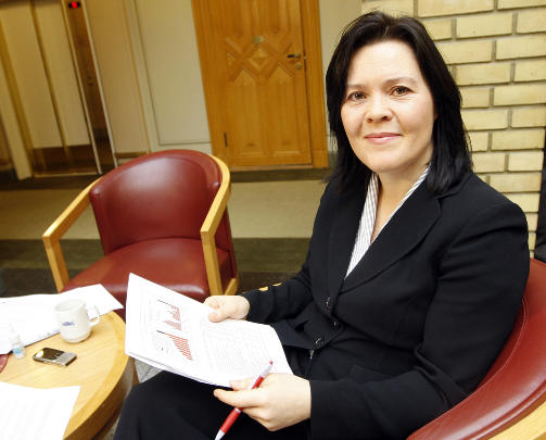 - Vil koste � l�ne penger Sjef�konom Elisabeth Holvik i Sparebank 1 Gruppen under finansminister Kristin Halvorsens presentasjonen av regjeringens tiltakspakke mandag.
Foto: Lise �serud / SCANPIX