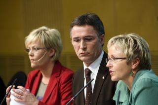 OSLO 20090208:
 Statsminister Jens Stoltenberg , finansminister Kristin Halvorsen finansminister Kristin Halvorsen og samferdelsminister Liv Signe Navarsete( til h�yre) presenterte  krisepakke for � sikre kredittilf�rsel til foretak og husholdninger under en pressekonferanse i Regjeringskvartalet s�ndag ettermiddag. Pakken er p� 100 milliarder kroner fordelt p� to fond.
Foto: Cornelius Poppe / SCANPIX