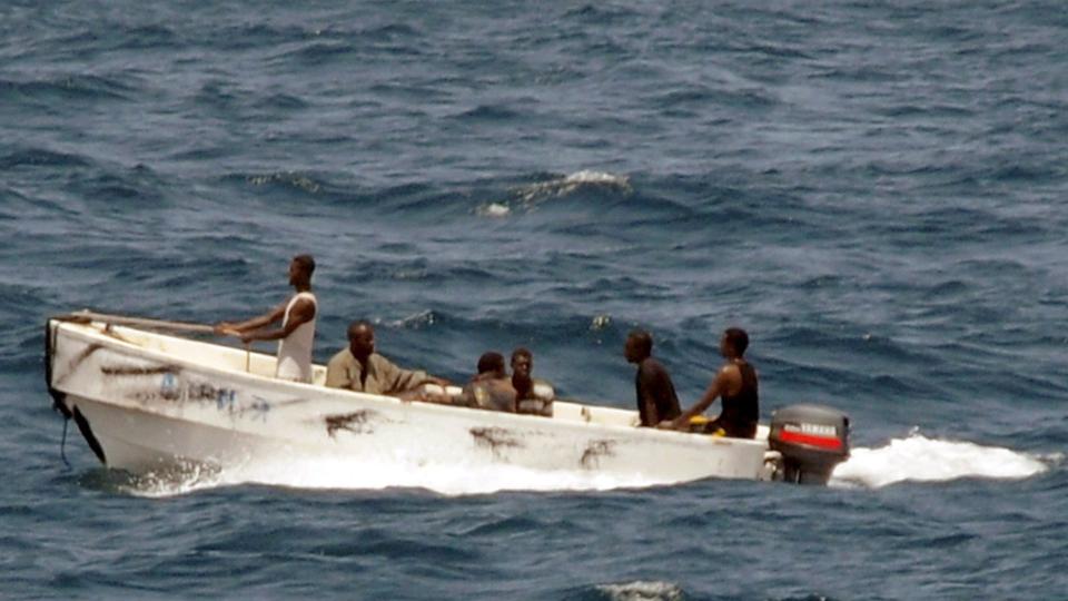 PIRATJAKT: Eus marinestyrker vurderer � ta opp jakten p� de s�kalte moderskipene som brukes av pirater.  FOTO: EPA/US NAVY