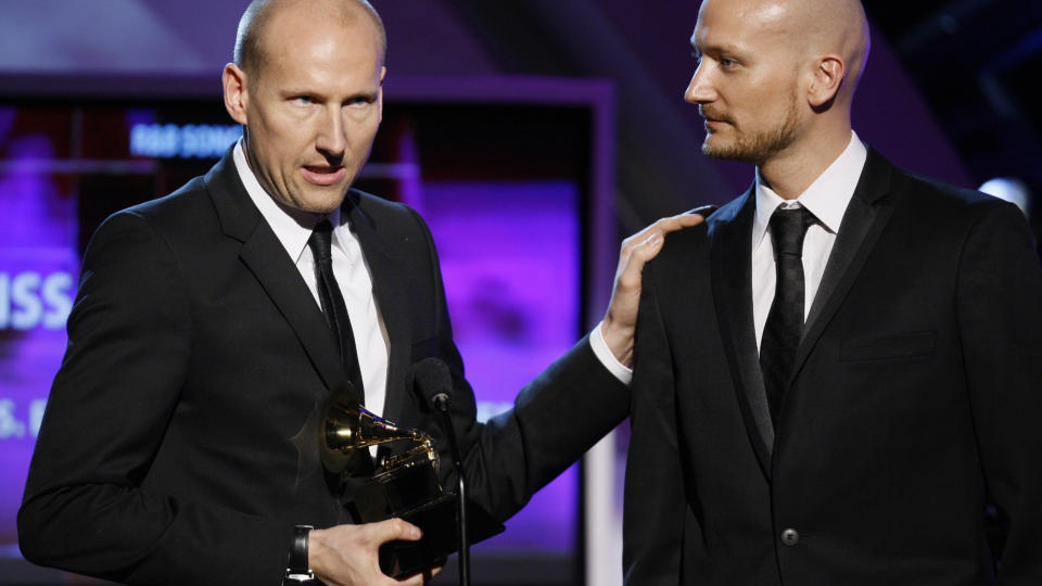 GRAMMY:  Mikkel S. Eriksen (til h�yre) og Tor Erik Hermansen mottar prisen for sitt arbeid med l�ta Miss Independant  under prisudelingen i Los Angeles i natt. Foto:  REUTERS/Lucy Nicholson (UNITED STATES)