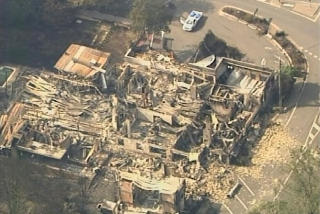 MANGE MISTET HJEMMET: Hundrevis av hus er brent ned i skogbrannene som har herjet de siste dagene. Hele sm�byer er �delagt, if�lge politiet. Foto: AP/SCANPIX