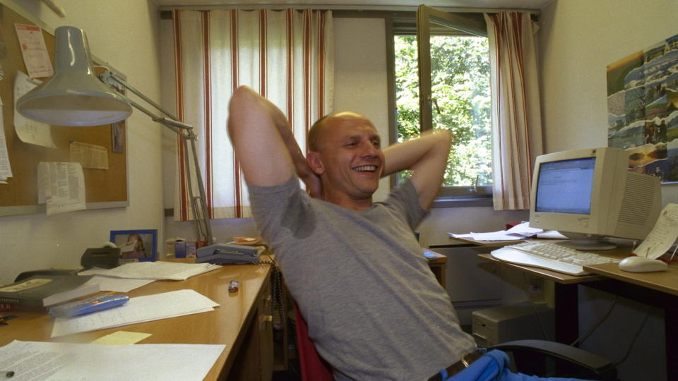 MANNEN BAK KRONIKKEN: Runar D�ving jobber ved Markedsh�yskolen og har tidligere jobbet i Statens institutt for forbruksforskning. Han synes kronikken er helt grei, selv om den er skrevet i en annens navn, men han er litt skuffet over at det ble debatt om personene og ikke innholdet i kronikken. Foto: SIV SEGLEM