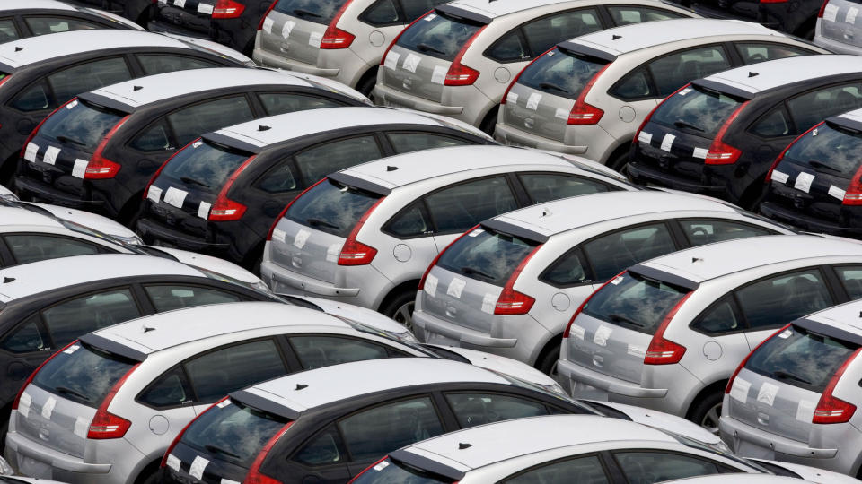 SLITER: Citro�nbiler venter p� � bli eksportert, men salget g�r tr�tt i finanskrisen. N� blar franske myndigheter opp for � hjelpe bilindustrien gjennom krisa. Foto: AFP/Antonio Scorza/SCANPIX