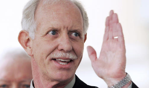 HELT: Kaptein Chesley �Sully� Sullenberger ble USAs mest ettertraktede mann etter at han gjennomf�rte den vellykkede n�dlandingen. I g�r ble det f�rste eksklusive TV-intervjuet sendt. Foto: REUTERS/Robert Galbraith/SCANPIX
