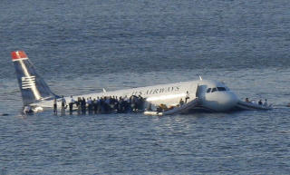 P� VANNET: Til alt hell gikk landingen av US Airways-flyet bra. Ingen av de 150 passasjerene eller de 5 besetningsmedlemmene ble alvorlig skadet.  Foto: REUTERS/Brendan McDermid/SCANPIX