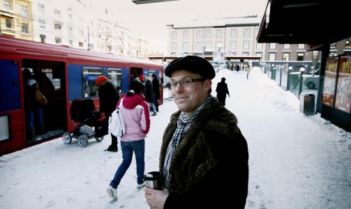 VENTER: Trond F. Plogvold tar forsinkelsene med godt hum�r, har jo kaffe i koppen, og plutselig dukket det opp en T-bane. Foto: BJ�RN LANGSEM