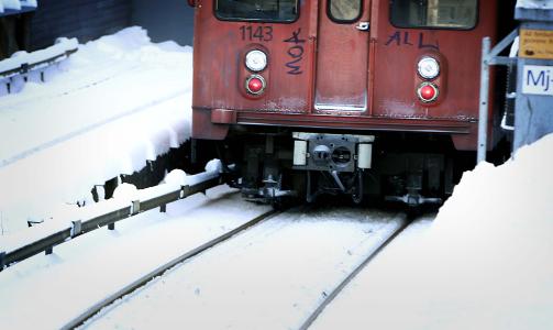 SN�EN STANSET STR�MMEN: Problemene bestod av at sn�en pakket seg mellom skinnegangene slik at T-banen ikke fikk str�m nok
. Foto: BJ�RN LANGSEM