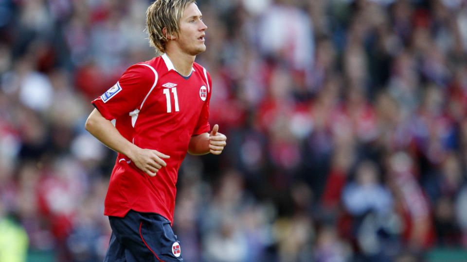 �PEN: Morten Gamst Pedersen er ikke fremmed for � spille indrel�per. Her fra fjor�rets kamp mot Skottland. Foto: H�kon Mosvold Larsen / SCANPIX