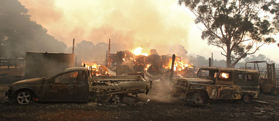 SLITER MED � F� KONTROLL: Brannfolkene sl�ss for � slukke de mange skogbrannene p� s�rkysten i Australia. Foto: EPA/SCANPIX