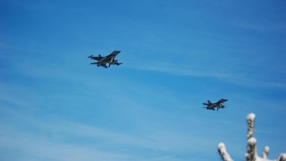 N�DLANDET: De to F 16-flyene fotografert f�r n�dlanding p� Gardermoen. Foto: ERIK JOHANSEN