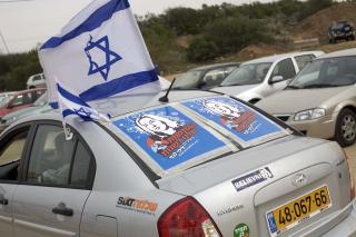 TRO P� FREMTIDEN: - Vi er alle fra Haifa, men kj�rer rundt i alle byene i Israel for � skaffe stemmer. Foto: Torbj�rn Gr�nning