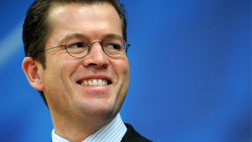 BLIR MINISTER?: Partileder Karl-Theodor zu Guttenberg (37) ble den yngste med vervet da han overtok ledelsen i det kristeligdemokratiske CSU. N� ligger han an til � bli ny minister.