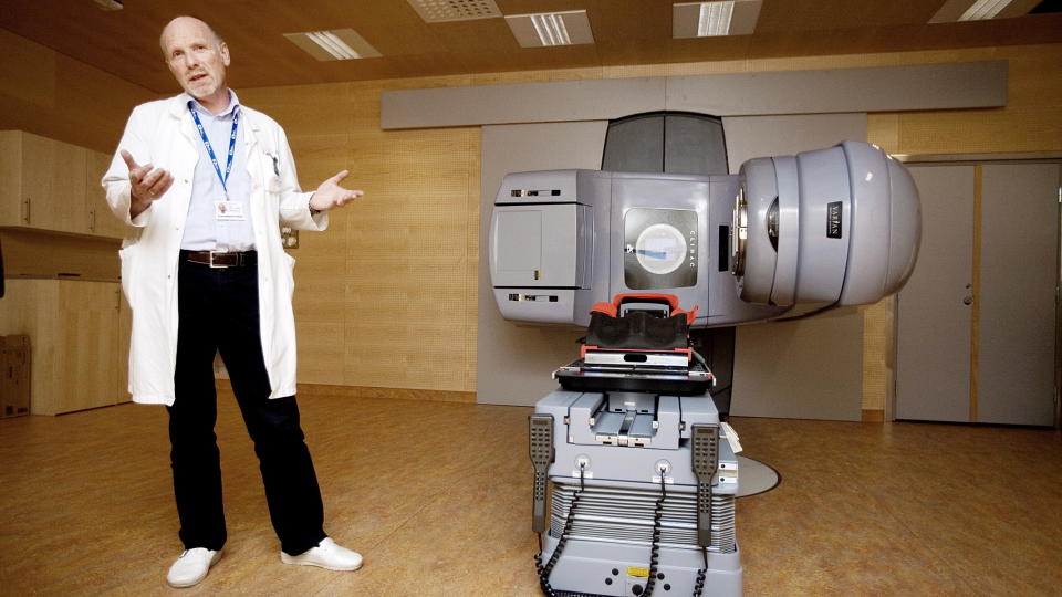 MENER NORGE ER EN SINKE: Professor og klinikksjef ved Kreftsenteret p� Ullev�l, Kjell Magne Tveit, mener manglende finansiering er �rsaken til at Norge ligger s� langt bak de fleste andre land i Europa n�r det gjelder utpr�ving av nye medisiner mot kreft.
Her avbildet foran en str�lemaskin p� Kreftsenteret p� Ullev�l universitetssykehus i 2007. Arkivfoto: TORBJ�RN GR�NNING