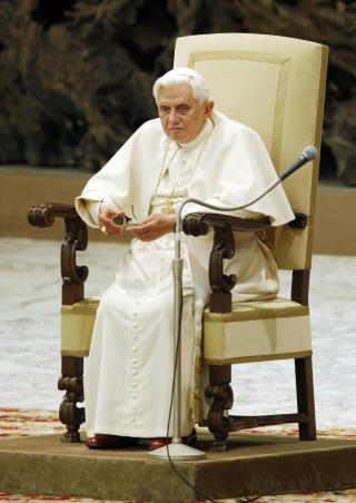 STORM: Pave Benedict XVIs rehabilitering av Williamson og andre medlemmer av SSPX skapte storm. Foto: AP Photo/Andrew Medichini/SCANPIX
