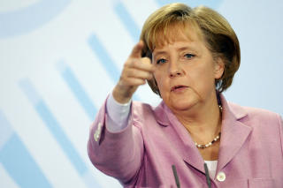 KLAR TALE: Tysklands forbundskansler Angela Merkel var blant dem som �pent kritiserte pavens oppheving av ekskommunikasjonen. Foto: AFP PHOTO   DDP/ MICHAEL GOTTSCHALK/SCANPIX
