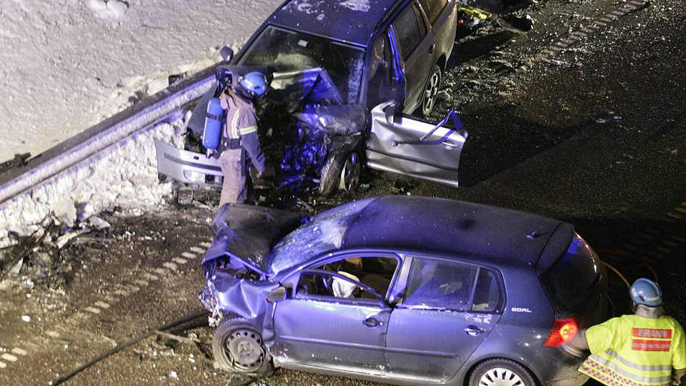 KRAFTIG SAMMENST�T: De to personbilene er totalskadd etter frontkollisjonen. Foto: PEDER GJERS�E