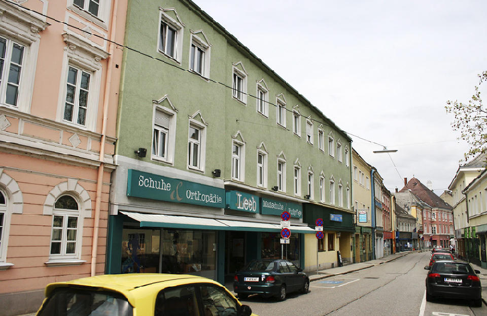 EIES AV TILTALTE: Denne byg�rden i St. P�lten huser leiligheten som n� leies ut til journalister som skal f�lge rettssaken mot Josef Fritzl i neste m�ned. Den voldtekts-, incest-, draps-, kidnappings- og slaveritiltalte 73-�ringen er ogs� husets eier. Foto: �ISTEIN NORUM MONSEN