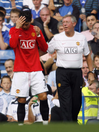 OPPGITT: Alex Ferguson skj�nner ingenting av at han har mistet nok en manager-rival fra Stamford Bridge. Foto: SCANPIX / AFP / Glyn Kirk