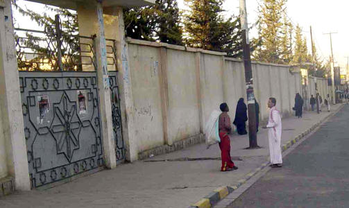 STYRTRIK:  Shaher Abdulhak er en av Jemens rikeste menn. Her utenfor huset hans i Jemen. Foto: Ap