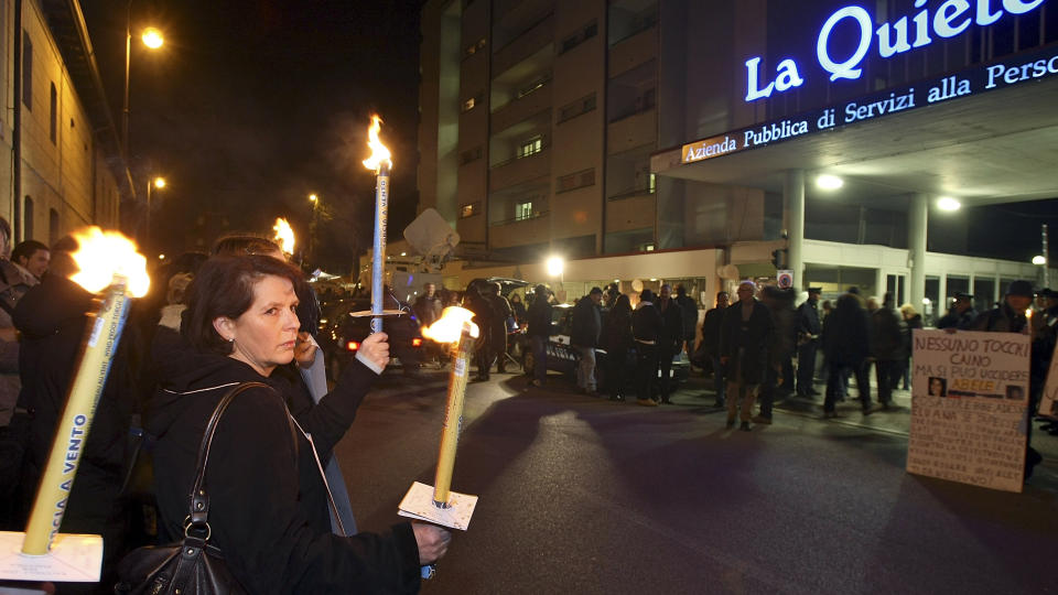STRID: Aktiv d�dshjelp-aktivister markerte med lys i dag da de demonstrerte mot en demonstrasjon holdt ved sykehuset av d�dshjelpmotstandere. Foto: AP Photo/Franco Debernardi/Scanpix
