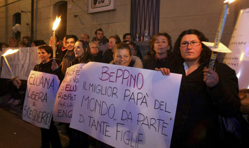 SLAGORD: Saken har blitt en prinsippsak i Italia. P� dette kortet heter det if�lge AP: Beppino, den beste faren i verden, takk fra mange d�tre. Foto: AP Photo/Franco Debernardi/Scanpix