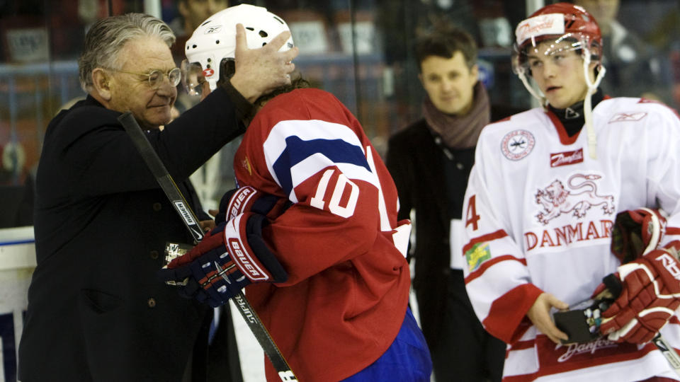 D�RLIGE TABERE? Ishockeypresident Ole Jacob Lib�k kunne gratulere Lars Erik Spets etter den avgj�rende OL-kvalifiseringskampen i ishockey mellom Norge og Danmark p� Jordal Amfi i g�r kveld. Norge vant 5-3 og er klar for OL i Vancouver neste �r. Mens danskene m� bli hjemme.
Foto: Cornelius Poppe / SCANPIX