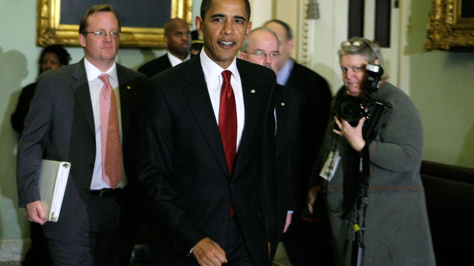 OVER F�RESTE HINDER:  Barack Obamas krisepakke er ett skritt videre n�r Sentatet i dag har vedtatt � avslutte debatten. Her er Obama p� vei til et m�te om pakken med de republikanske representatene. Tre republikanere stemte med demokratene.  Foto:  Alex Wong/Getty Images/AFP/Scanpix