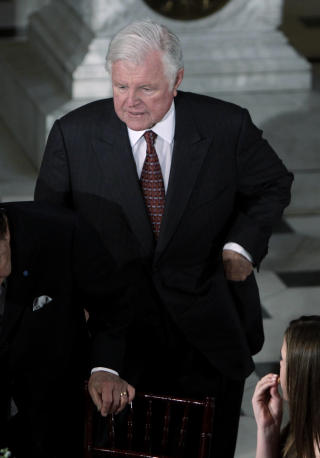 HENTET INN:  Demokratene tok ingen sjanser og hentet inn kreftsyke Ted Kennedy for � sikre flertallet. Bilde fra innsettelsesseremonien 20. januar. Foto:  REUTERS/Yuri Gripas/Scanpix