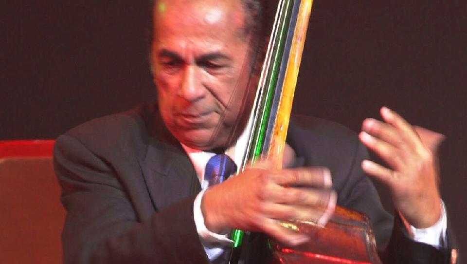 **  FILE  ** Orlando Cachaito Lopez performs in Havana, in this Aug. 11, 2000, file photo. Lopez, one of Cuba's best-known bass players and a founding member of the Buena Vista Social Club, died Monday, Feb. 9, 2009, of complications from recent prostate surgery, fellow musicians said. He was 76.  (AP Photo/Jose Luis Magana)