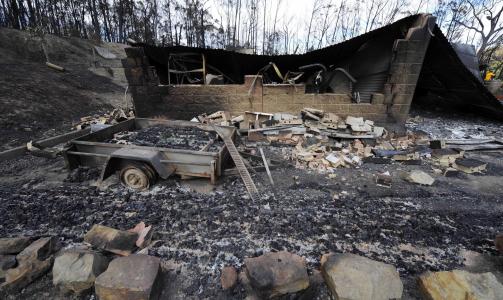 I RUINER: Mer enn 5000 mennesker er hjeml�se etter brannene. Foto: AP/SCANPIX